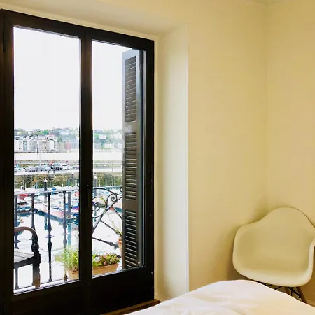 Con Vistas En El Puerto De Donostia