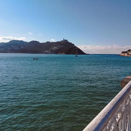Con Vistas En El Puerto De Donostia San Sebastian